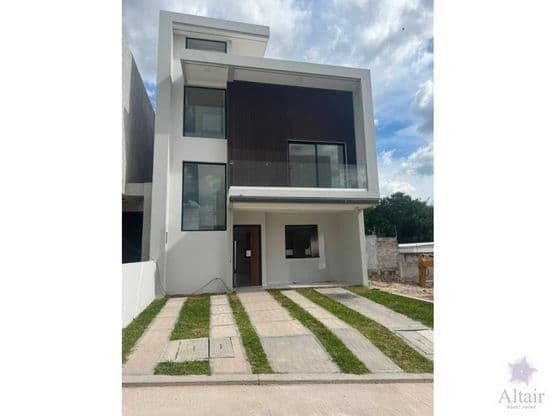 Se Vende Casa en Residencial Los Cerezos, Tegucigalpa